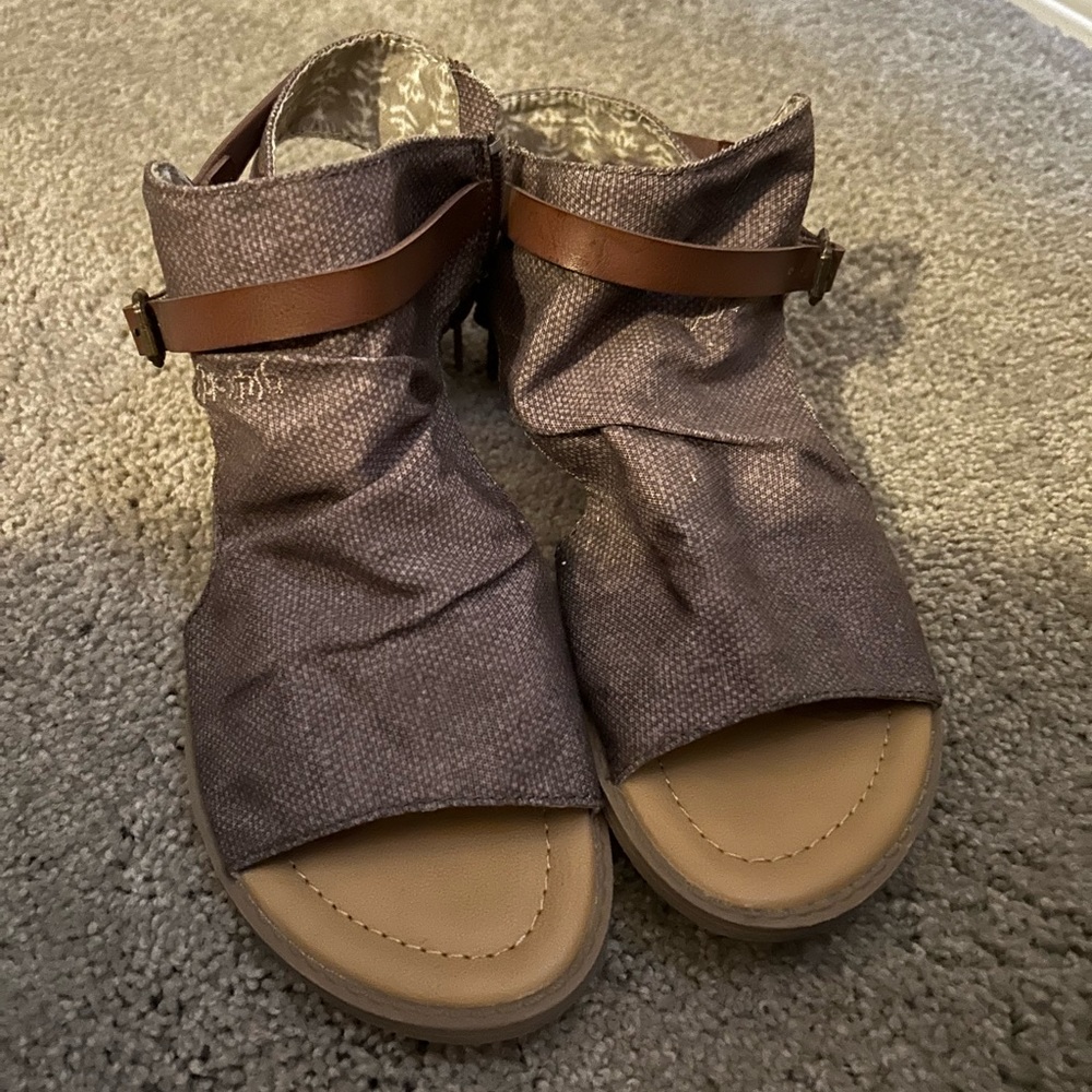 Womens sandals size 7.5